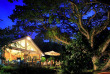 Fidji - Taveuni - Sau Bay Fiji Retreat - Restaurant et salon vus de nuit depuis la plage