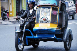 Indonésie - Becak dans les rues de Bandung © ONT Indonésie