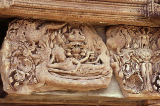 Thailande - Bas relief sur un temple khmer de l'Isan © Ont Thaïlande