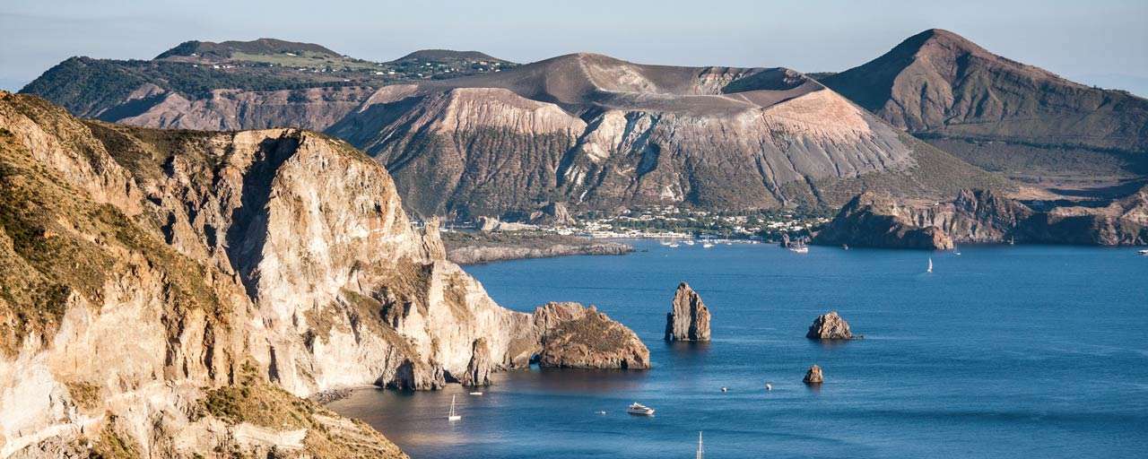 île de Lipari, vue de Volcano - Iles éoliennes © Shutterstock - Duchy