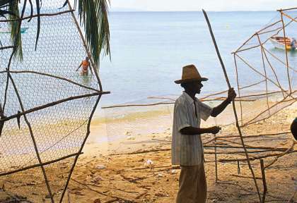 Pêcheurs et casier à Grand Bourg - Marie-Galante © OT Guadeloupe