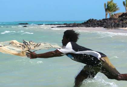 Pêche dans le lagon © Actophoto - Regis Bouchu