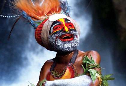 Homme en costume traditionnel - Mount Hagen - Papouasie Nouvelle Guinee © David Kirkland