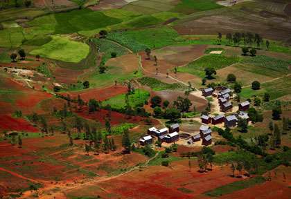 Survol d'un village au Nord de Madagascar