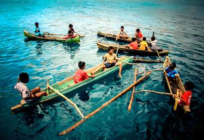 Enfant dans la mer de Sumbawa - Indonesie © Jennifer Hayes - Seatrek